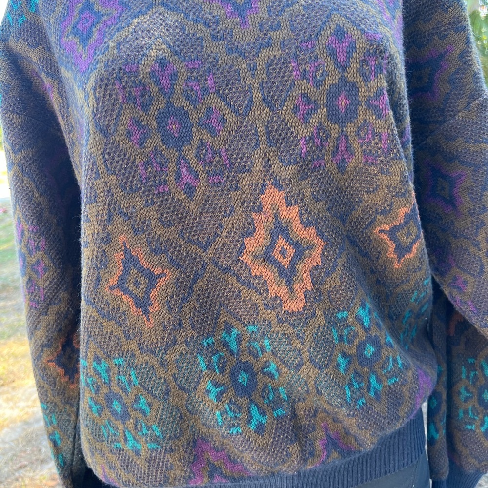 Elegant Geometric Patterned Sweater - image 3